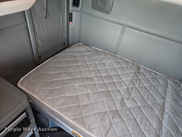 image for item EB8215 2018 Kenworth T680 semi truck