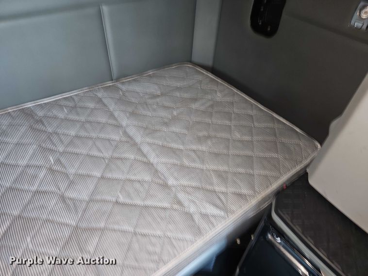 image for item EB8215 2018 Kenworth T680 semi truck