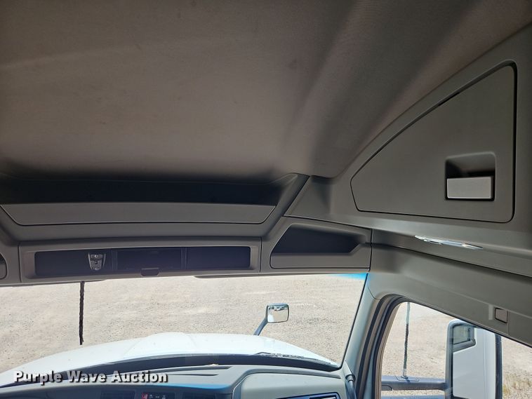 image for item EB8215 2018 Kenworth T680 semi truck