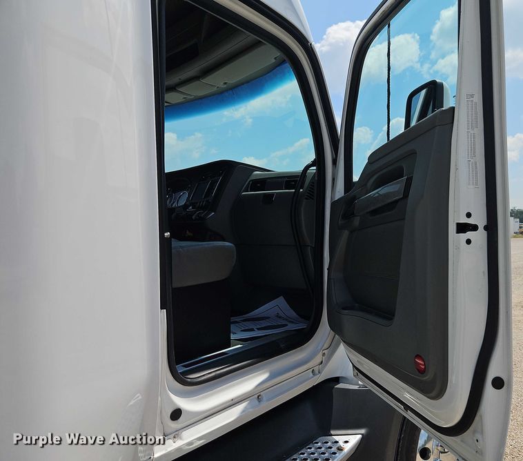 image for item EB8215 2018 Kenworth T680 semi truck