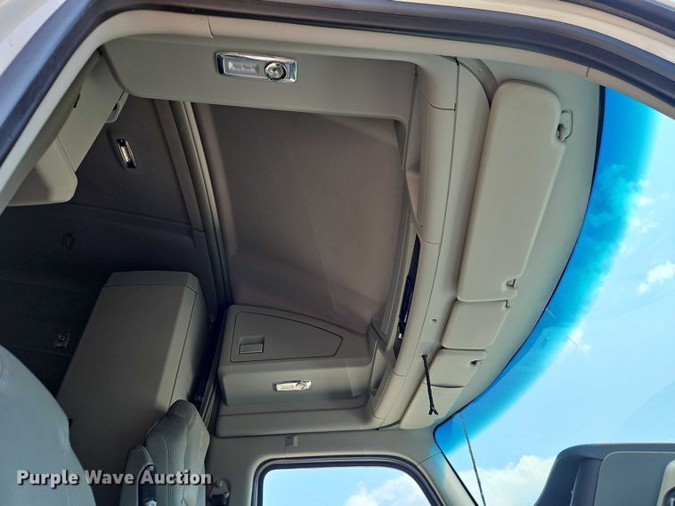 image for item EB8215 2018 Kenworth T680 semi truck