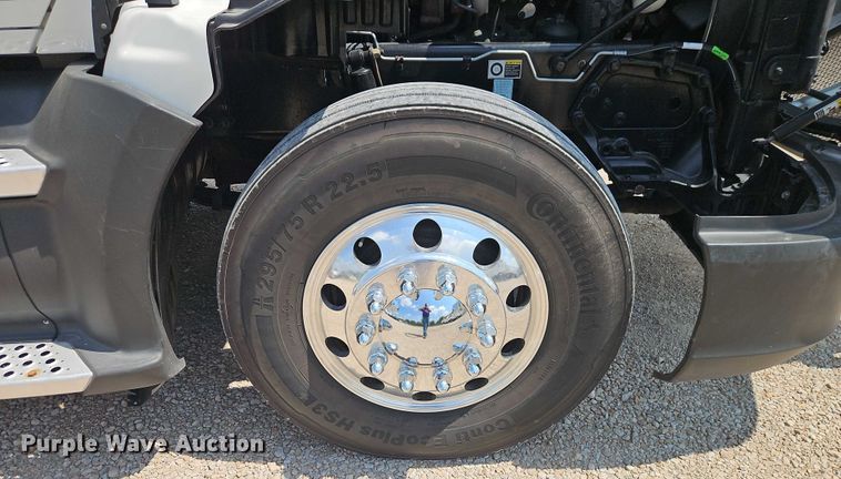 image for item EB8215 2018 Kenworth T680 semi truck