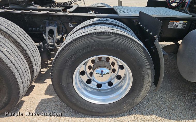 image for item EB8215 2018 Kenworth T680 semi truck