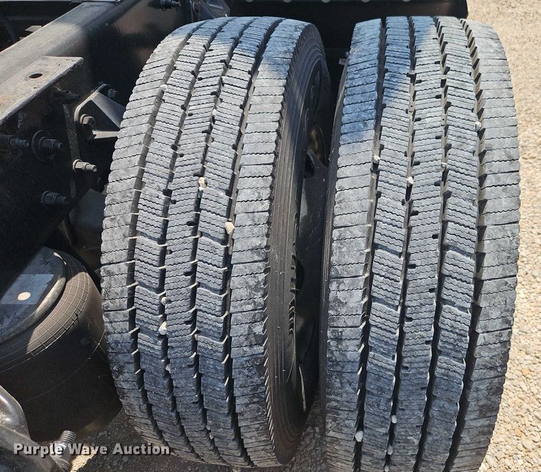 image for item EB8215 2018 Kenworth T680 semi truck