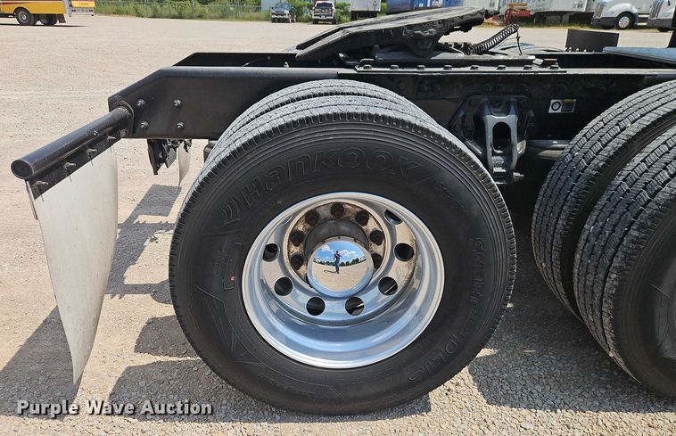 image for item EB8215 2018 Kenworth T680 semi truck