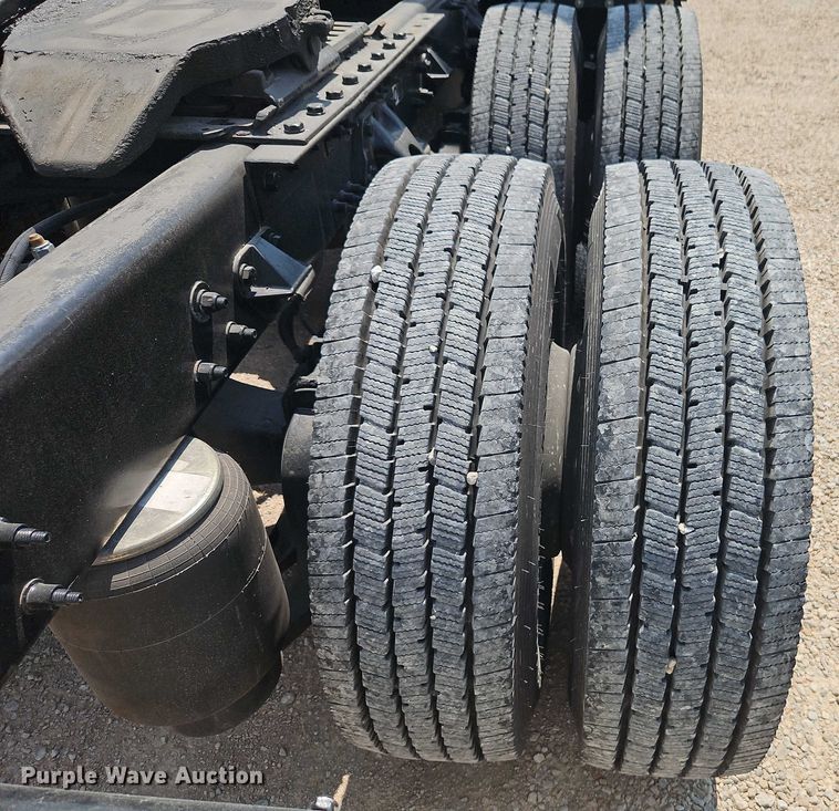 image for item EB8215 2018 Kenworth T680 semi truck