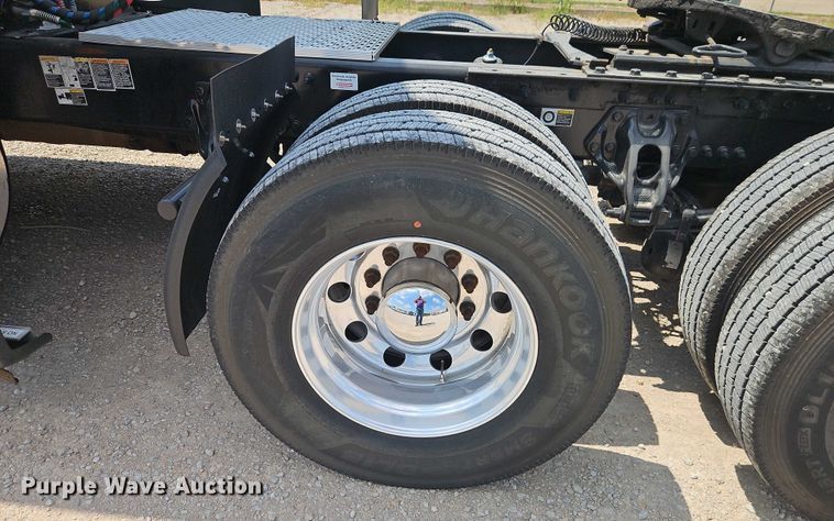 image for item EB8215 2018 Kenworth T680 semi truck