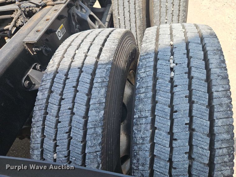 image for item EB8215 2018 Kenworth T680 semi truck