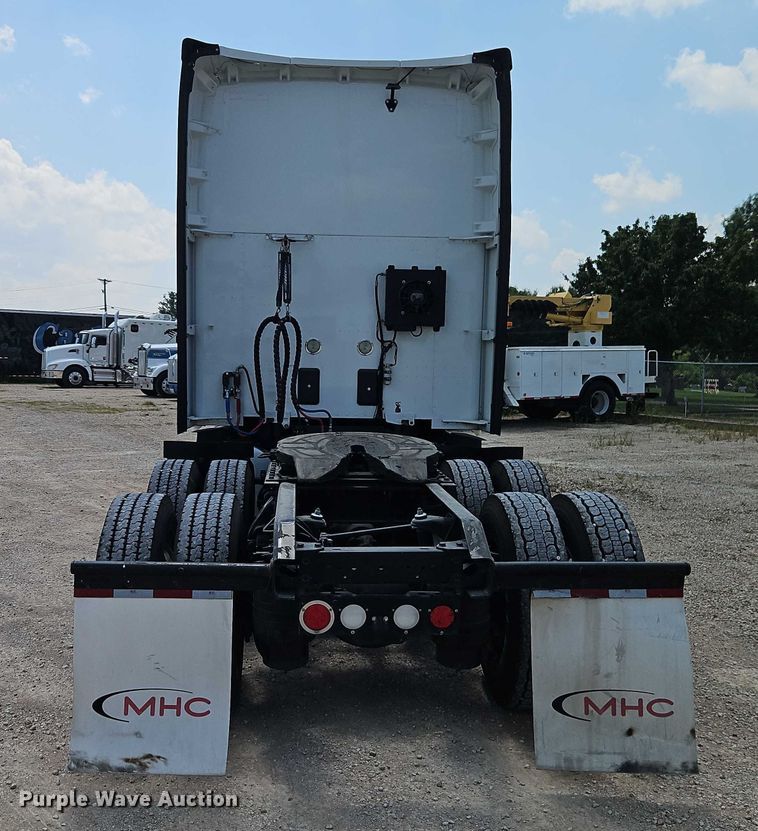 image for item EB8216 2018 Kenworth T680 semi truck