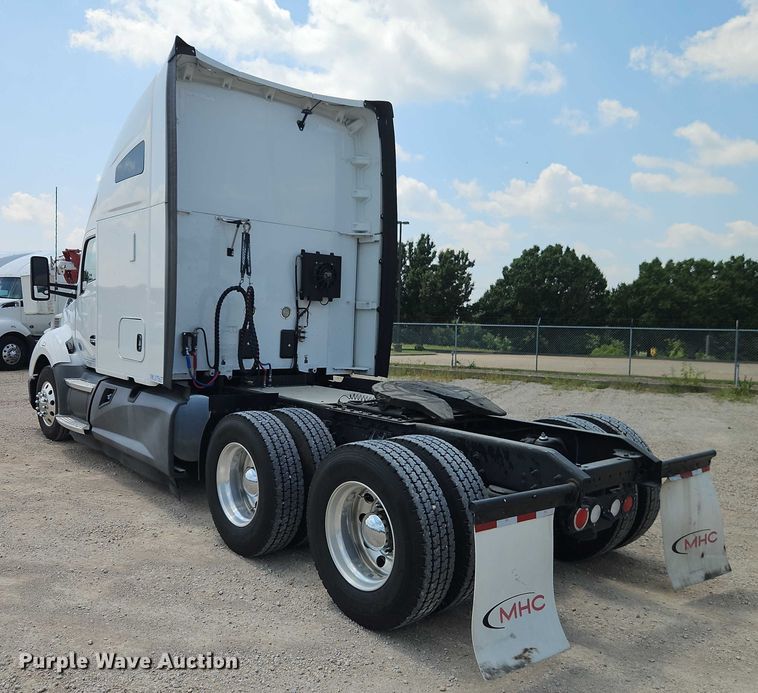image for item EB8216 2018 Kenworth T680 semi truck