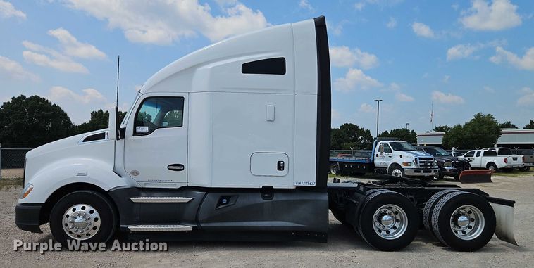 image for item EB8216 2018 Kenworth T680 semi truck