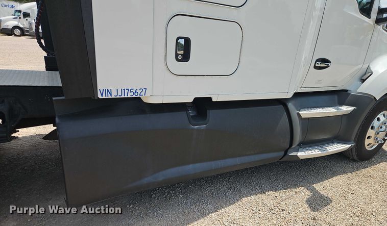 image for item EB8216 2018 Kenworth T680 semi truck