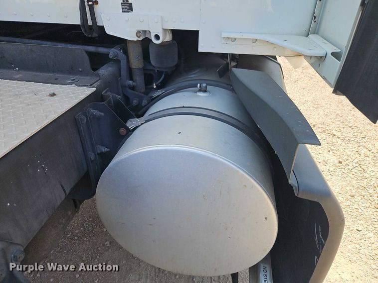 image for item EB8216 2018 Kenworth T680 semi truck