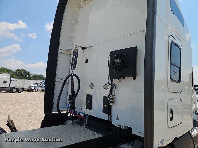 image for item EB8216 2018 Kenworth T680 semi truck