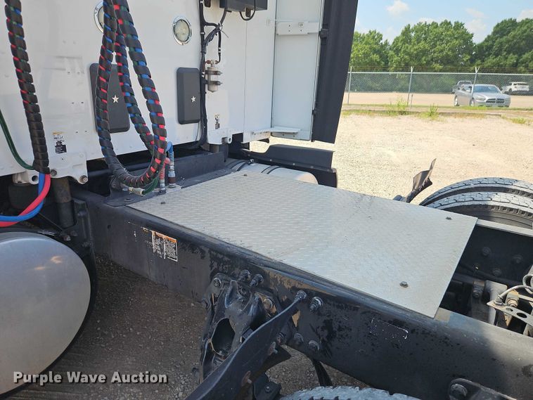 image for item EB8216 2018 Kenworth T680 semi truck