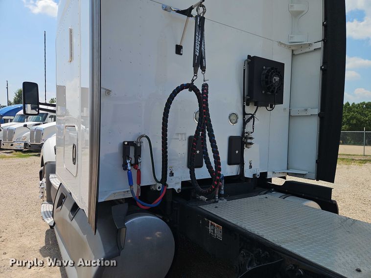 image for item EB8216 2018 Kenworth T680 semi truck