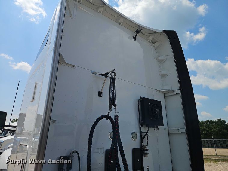 image for item EB8216 2018 Kenworth T680 semi truck