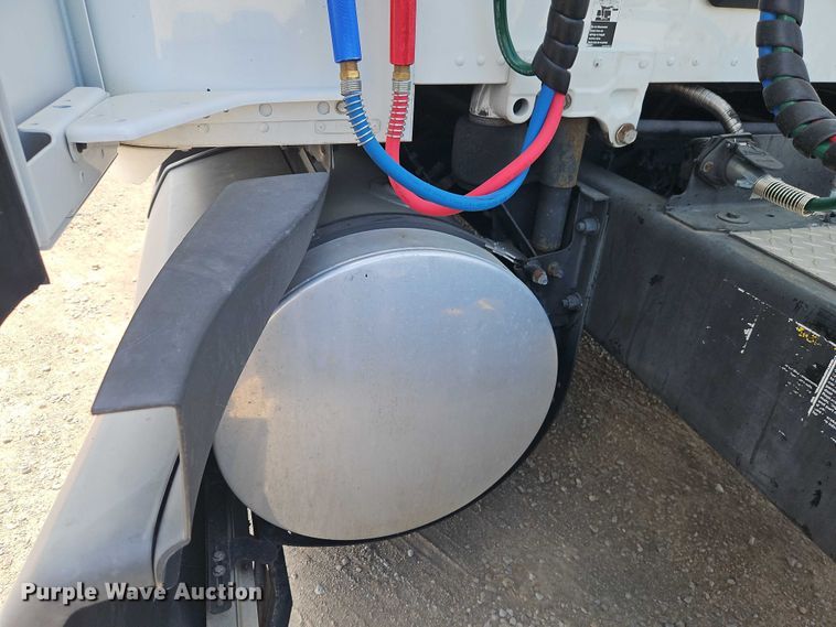 image for item EB8216 2018 Kenworth T680 semi truck