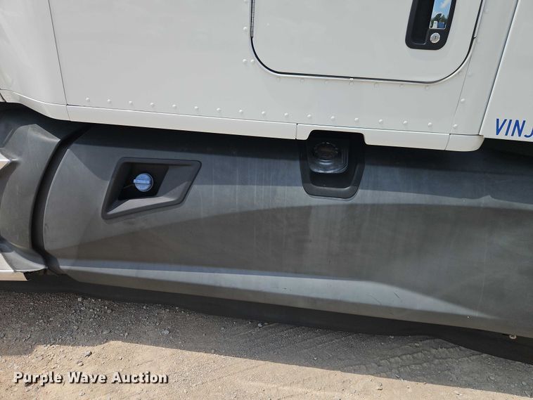 image for item EB8216 2018 Kenworth T680 semi truck