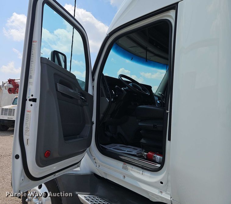 image for item EB8216 2018 Kenworth T680 semi truck