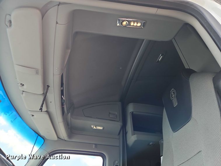 image for item EB8216 2018 Kenworth T680 semi truck