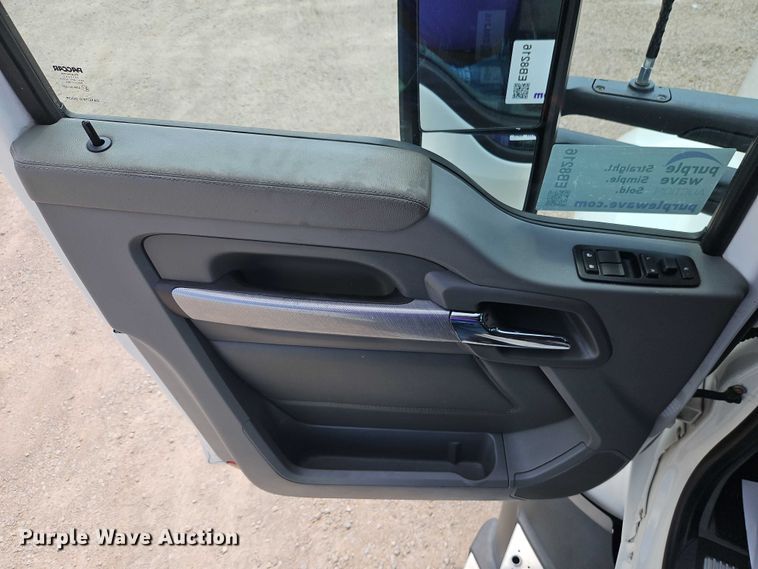 image for item EB8216 2018 Kenworth T680 semi truck