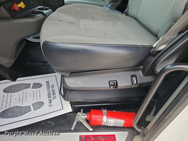 image for item EB8216 2018 Kenworth T680 semi truck