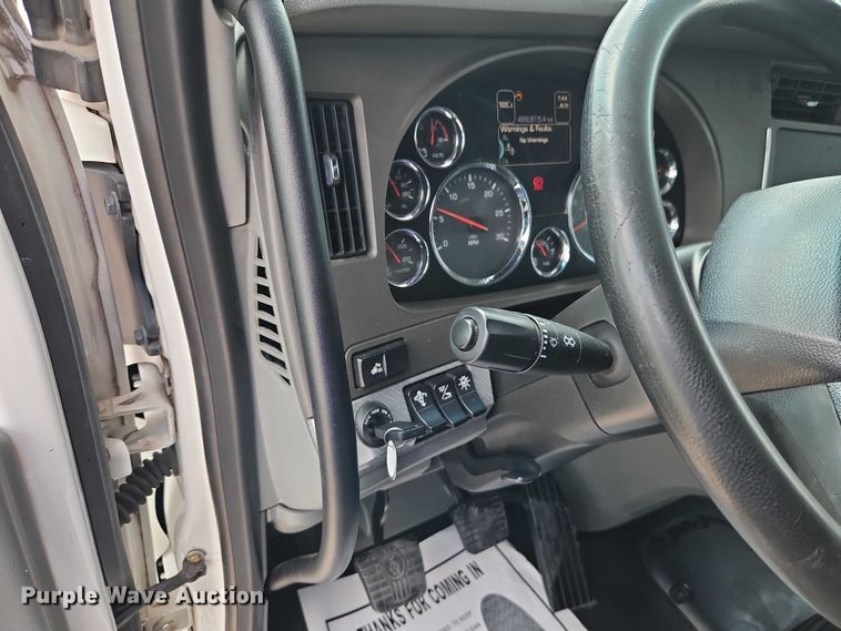 image for item EB8216 2018 Kenworth T680 semi truck