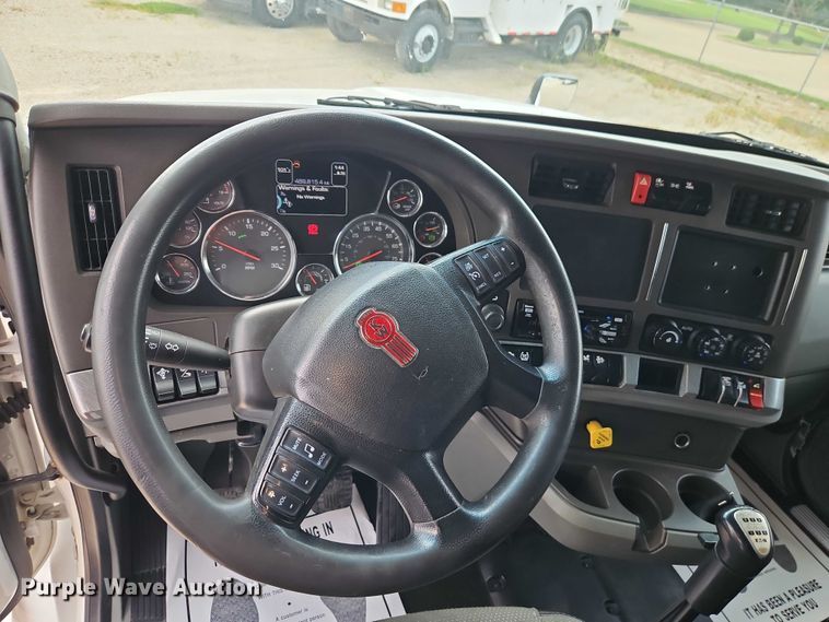 image for item EB8216 2018 Kenworth T680 semi truck