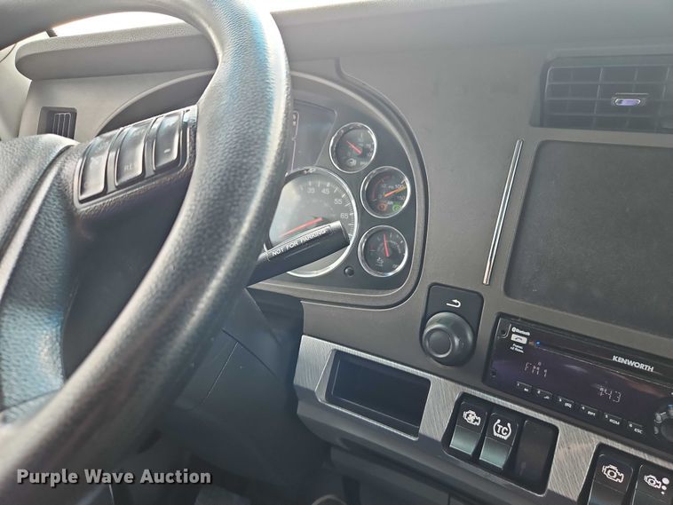 image for item EB8216 2018 Kenworth T680 semi truck