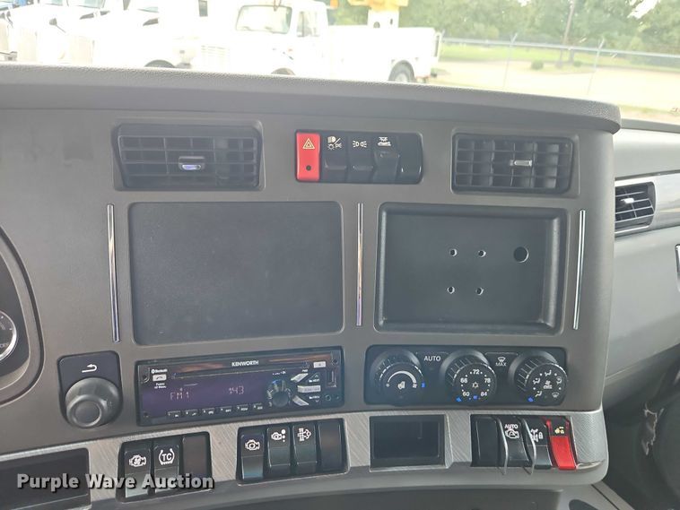 image for item EB8216 2018 Kenworth T680 semi truck