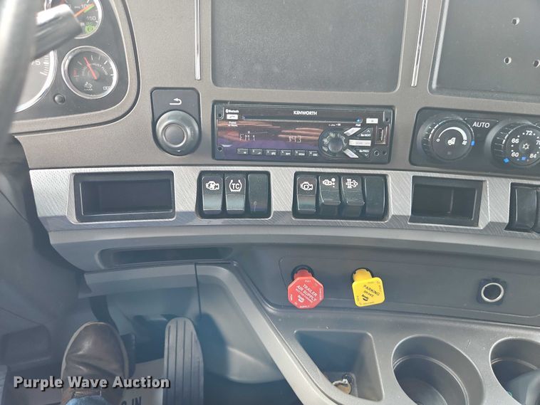 image for item EB8216 2018 Kenworth T680 semi truck