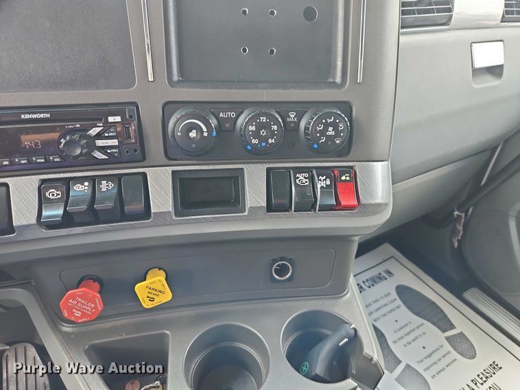 image for item EB8216 2018 Kenworth T680 semi truck