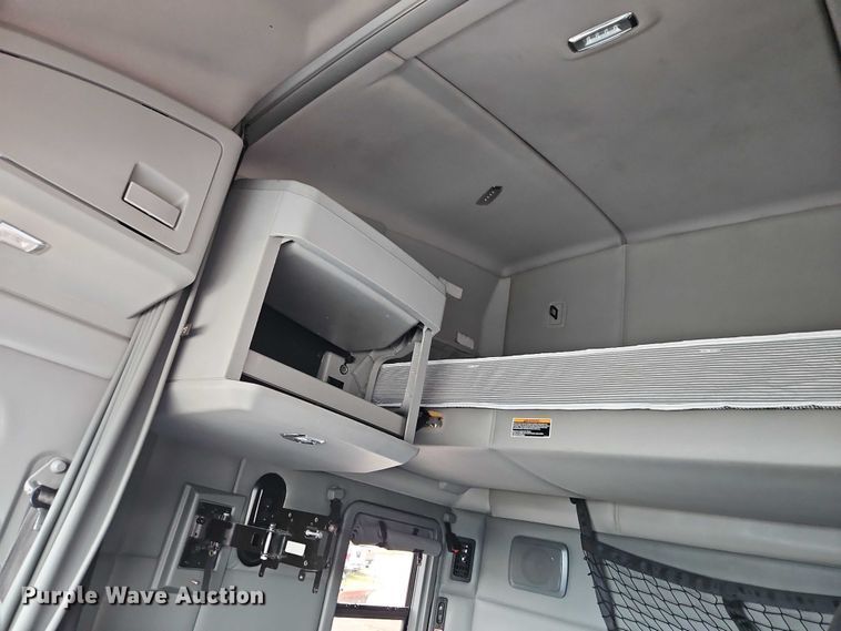 image for item EB8216 2018 Kenworth T680 semi truck