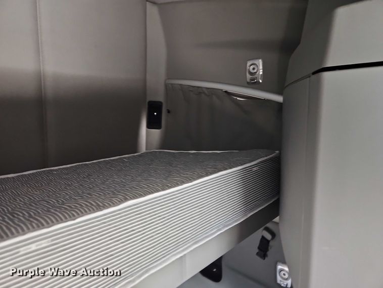 image for item EB8216 2018 Kenworth T680 semi truck