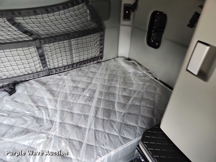 image for item EB8216 2018 Kenworth T680 semi truck