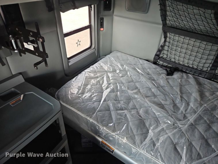 image for item EB8216 2018 Kenworth T680 semi truck