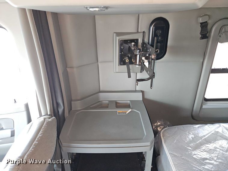 image for item EB8216 2018 Kenworth T680 semi truck