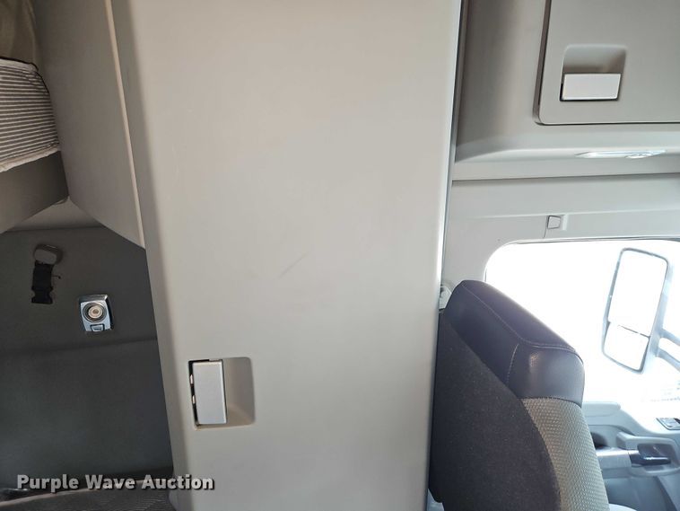 image for item EB8216 2018 Kenworth T680 semi truck