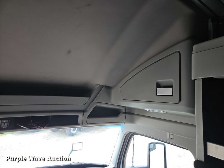 image for item EB8216 2018 Kenworth T680 semi truck