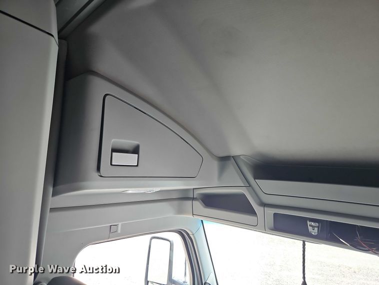 image for item EB8216 2018 Kenworth T680 semi truck