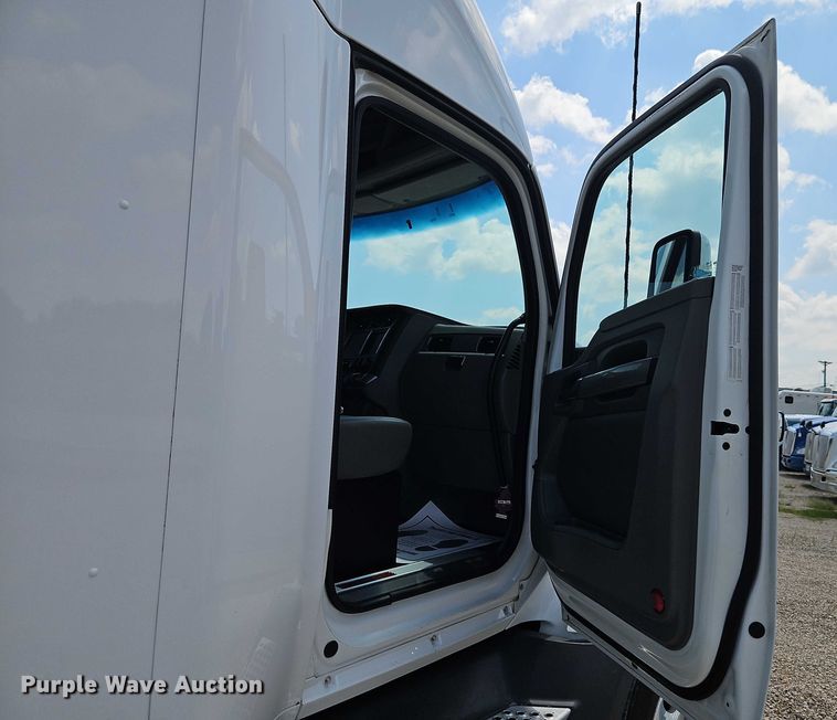 image for item EB8216 2018 Kenworth T680 semi truck