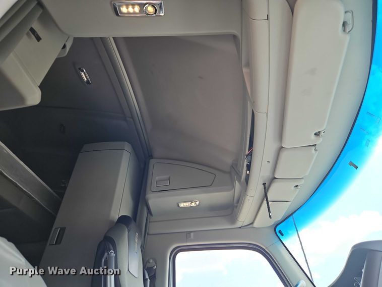 image for item EB8216 2018 Kenworth T680 semi truck