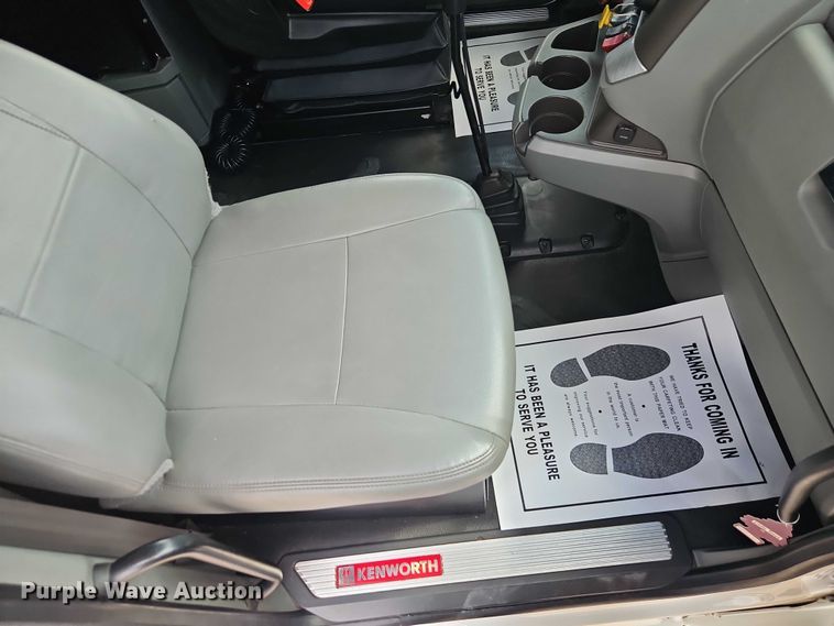 image for item EB8216 2018 Kenworth T680 semi truck