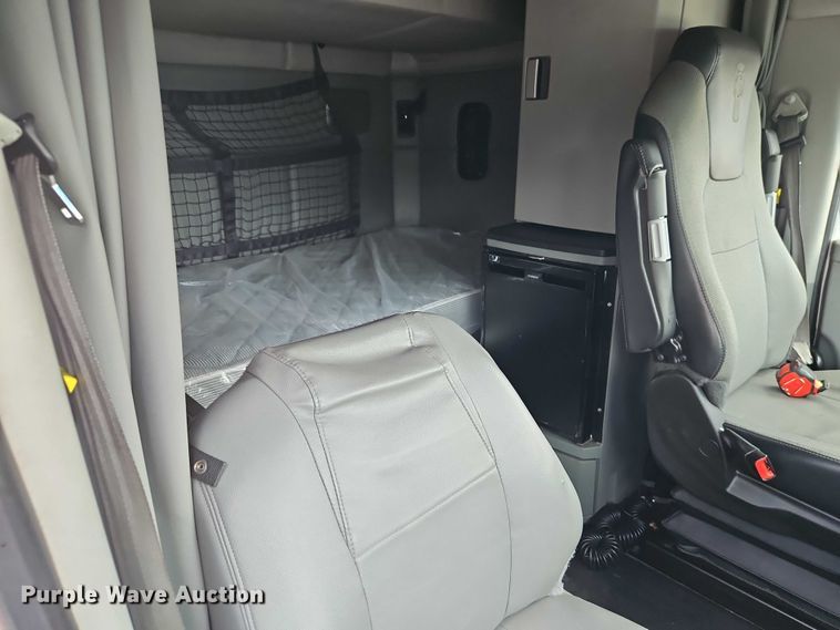 image for item EB8216 2018 Kenworth T680 semi truck