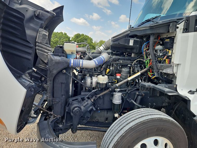 image for item EB8216 2018 Kenworth T680 semi truck