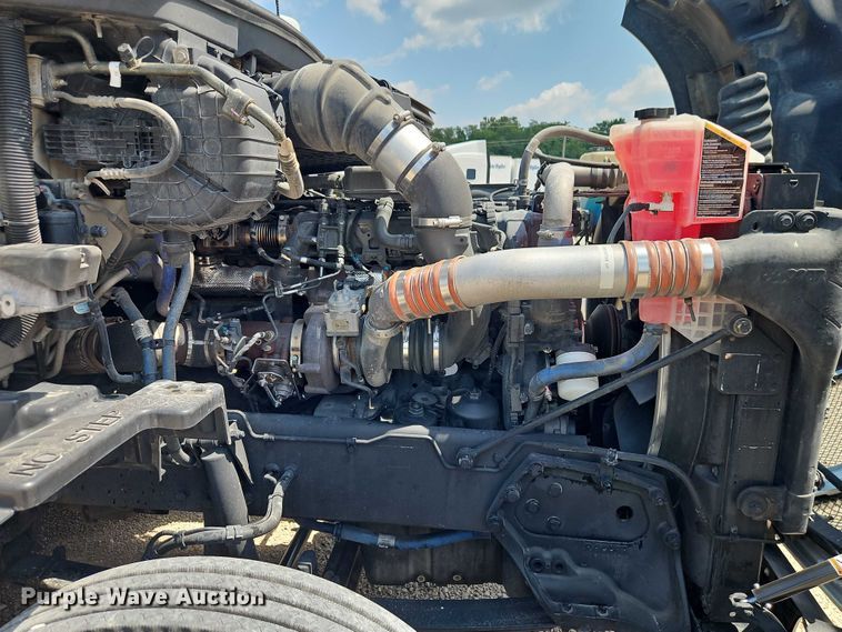 image for item EB8216 2018 Kenworth T680 semi truck