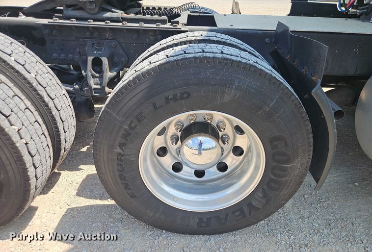 image for item EB8216 2018 Kenworth T680 semi truck