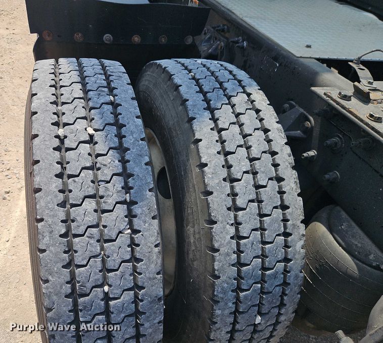 image for item EB8216 2018 Kenworth T680 semi truck