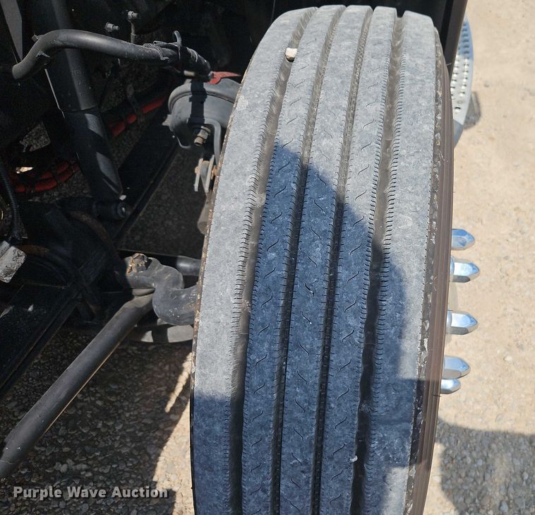 image for item EB8216 2018 Kenworth T680 semi truck